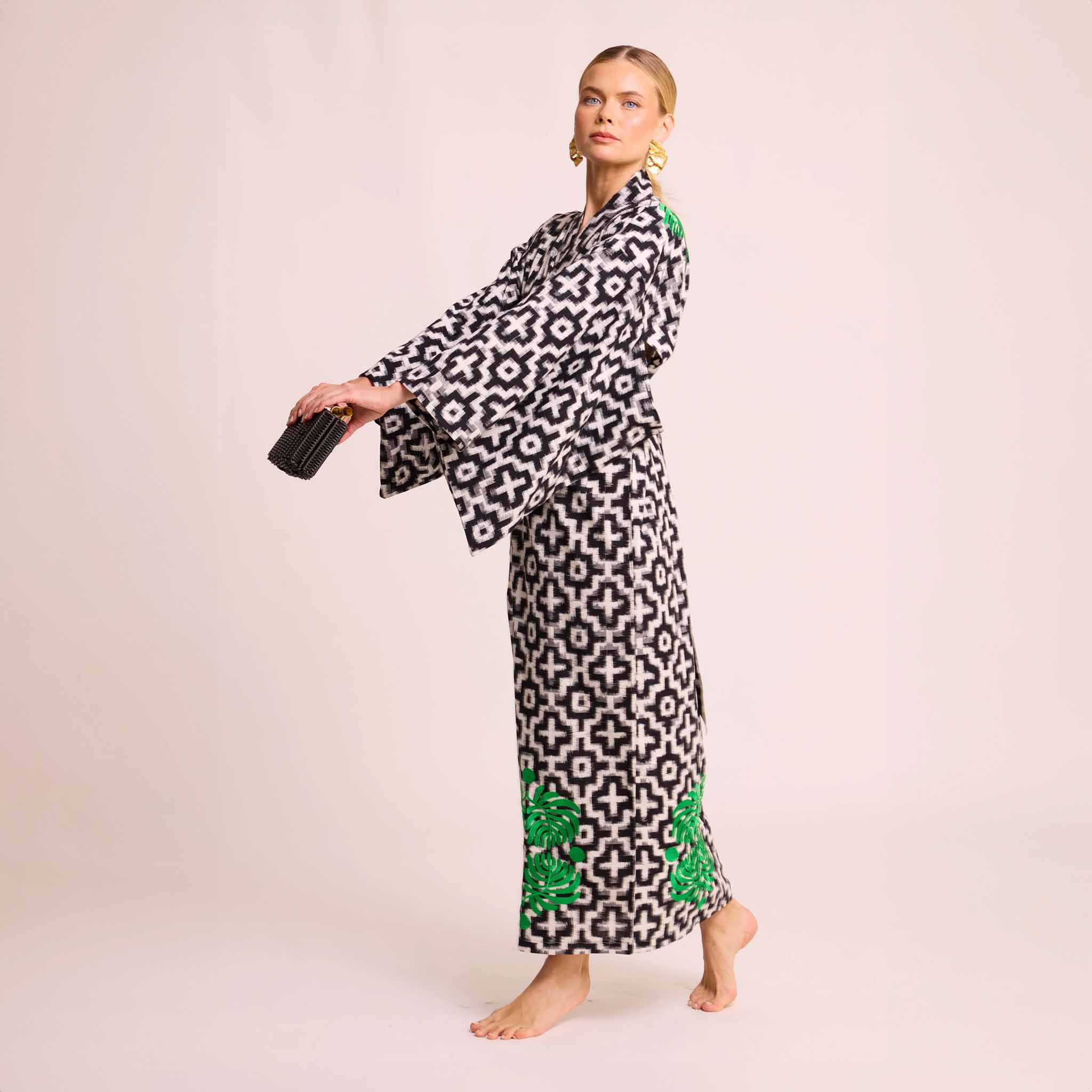 Rodoo White & Black Kimono