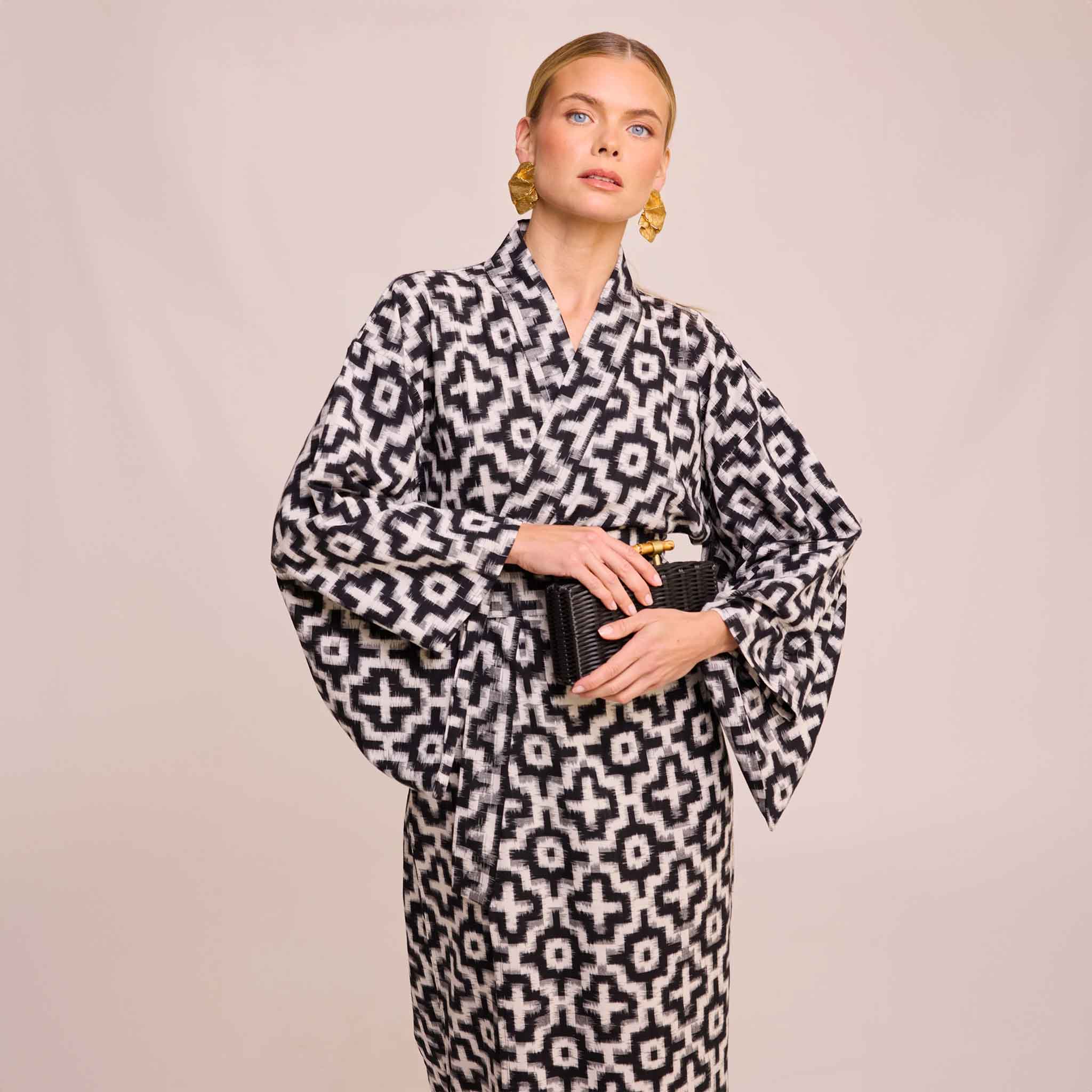 Rodoo White & Black Kimono