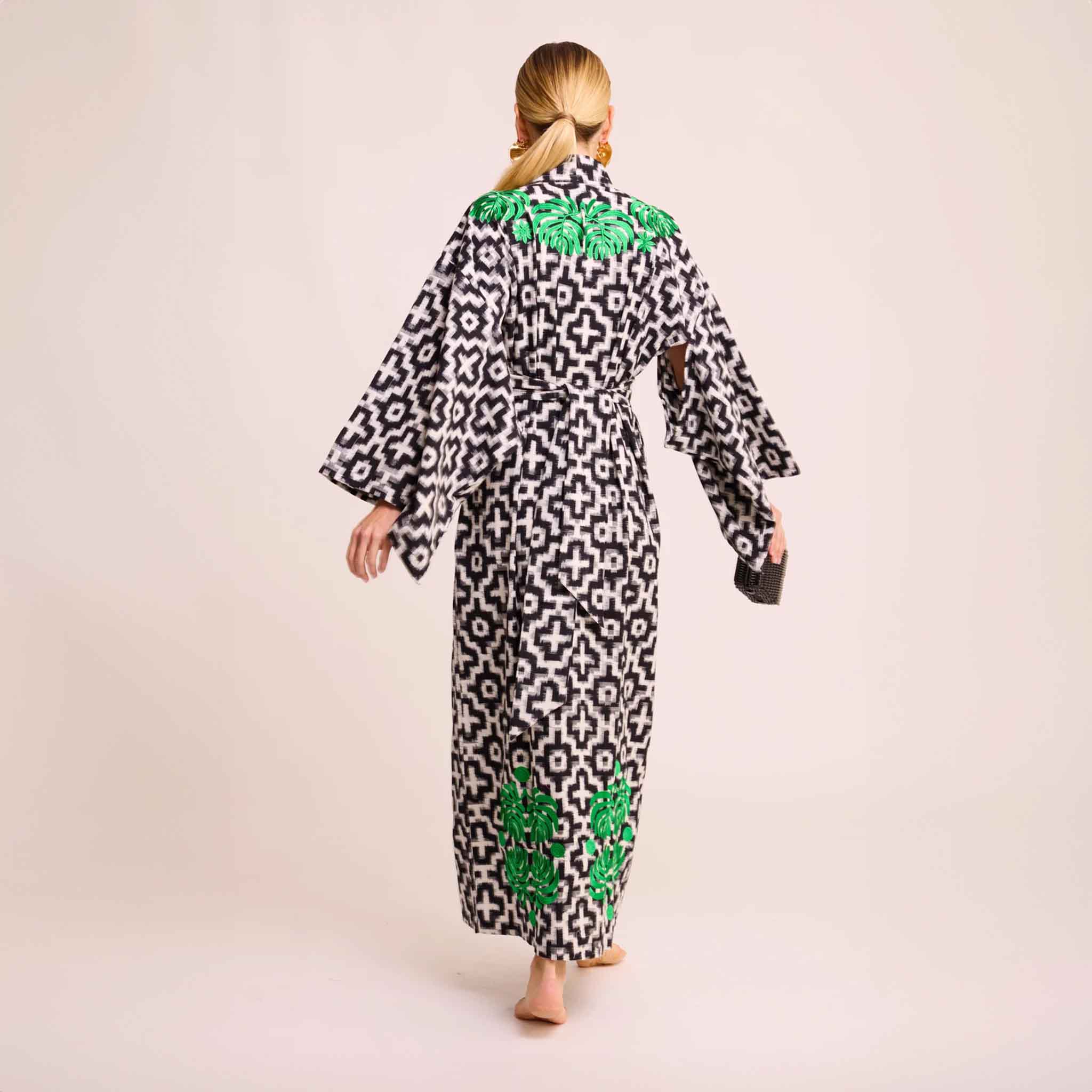 Rodoo White & Black Kimono