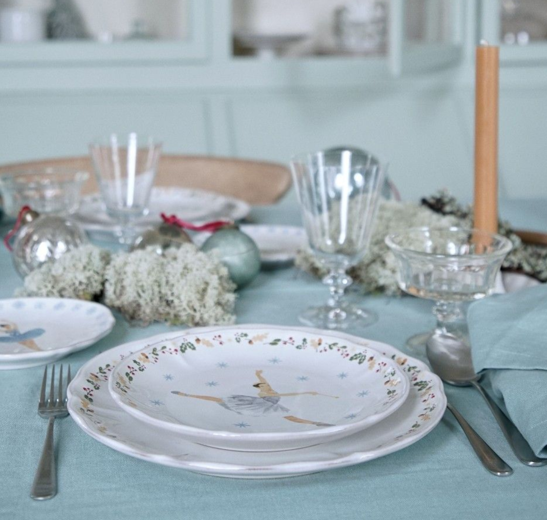 Nutcracker dinner plate-white