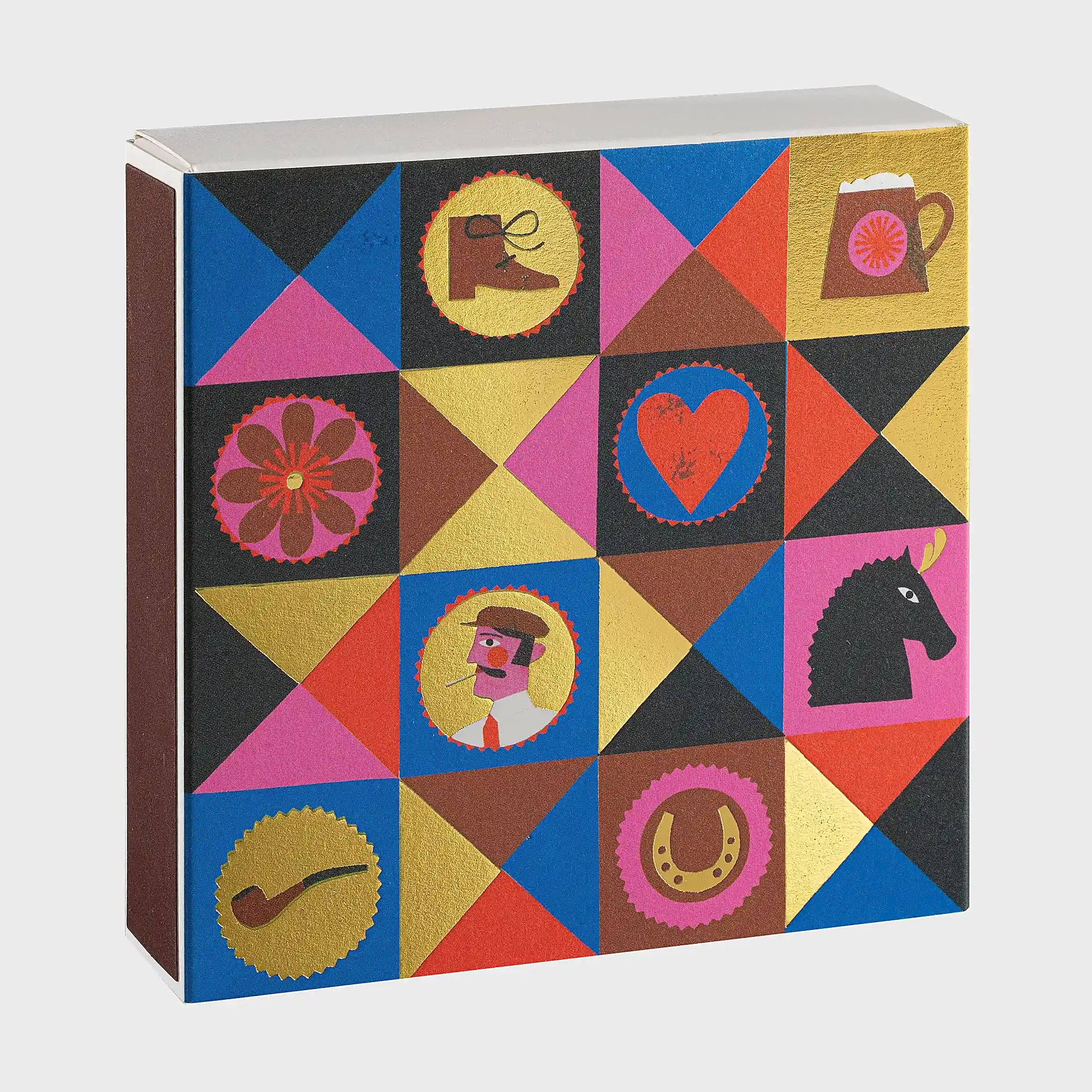 Foto de producto de la caja de fósforos Colorful Gentleman de Aura Collective: patrón geométrico de triángulos en azul, rosa, rojo, marrón y dorado con íconos de un caballero fumando pipa, una bota, un corazón, un caballo, una flor, un tarro de cerveza, una pipa y una herradura.