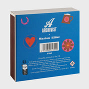 Parte trasera de la caja de fósforos Colorful Gentleman de Aura Collective, con el logo de Archivist x Marion Elliot y los mismos íconos del caballero en fondo azul.