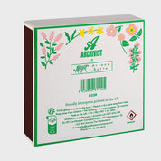 Parte trasera de la caja de fósforos Lucky Matches de Aura Collective, con el logo de Archivist x Ariane Butto, código de barras y decoración floral verde y rosa.