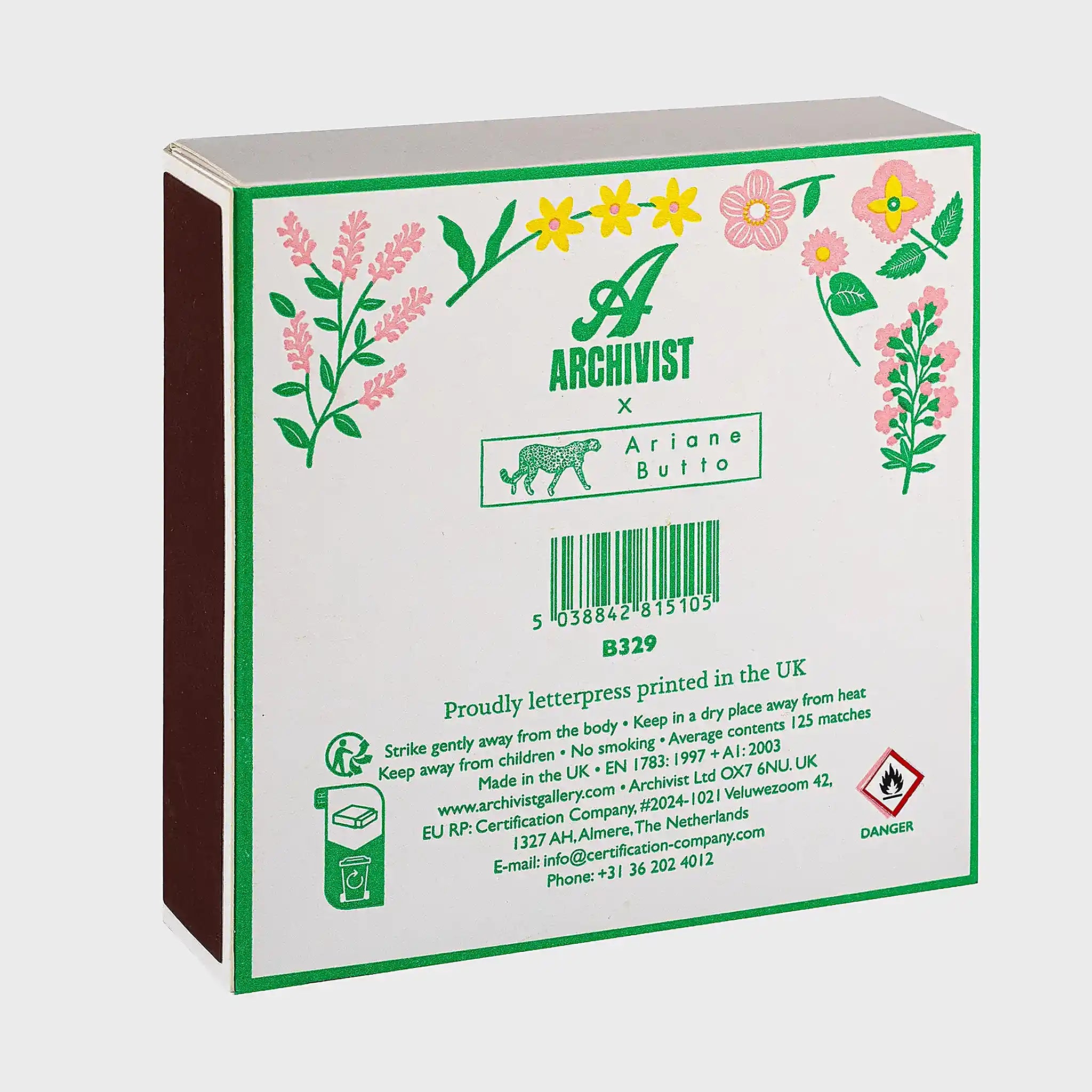 Parte trasera de la caja de fósforos Lucky Matches de Aura Collective, con el logo de Archivist x Ariane Butto, código de barras y decoración floral verde y rosa.
