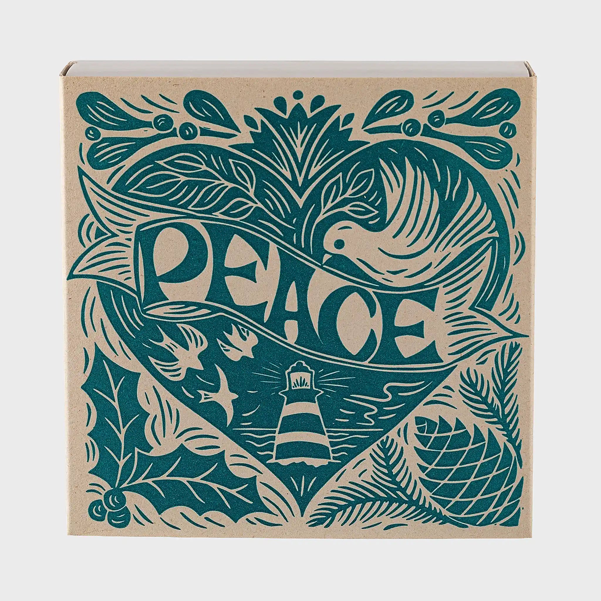 Foto de producto de la caja de fósforos Peace Matches de Aura Collective: diseño en verde azulado sobre fondo kraft con un corazón formado por una paloma, la palabra Peace y un faro, rodeado de ramas de acebo y pino.