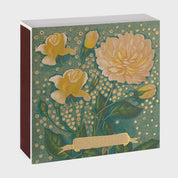 Foto de producto de la caja de fósforos Rose Perle d'Or de Aura Collective: ilustración botánica vintage de rosas amarillas y rosadas con detalles dorados sobre fondo verde, con el texto Rose Perle d'Or Polyantha.