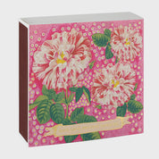 Foto de producto de la caja de fósforos Rose Provin Petunia de Aura Collective: ilustración botánica vintage de rosas rosadas y blancas jaspeadas sobre fondo fucsia con lunares dorados, con el texto Rose Gros Provins Panaché.